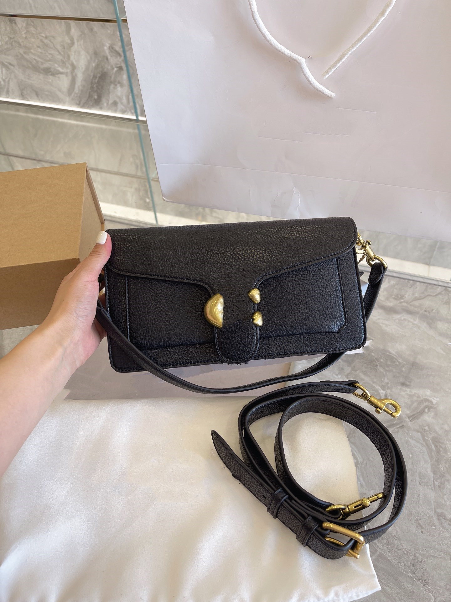 Perfect Designer Tabby Dionysian Shoulder Bag Spring Bacchus Bags Retro Brass C-Shaped Buckle Hardware Handbags Real Leather Baguette Fashion Purse 2 Straps
Perfect Designer Tabby Dionysian Shoulder Bag Spring Bacchus Bags Retro Brass C-Shaped Buckle Hardware Handbags Real Leather Baguette Fashion Purse 2 Straps