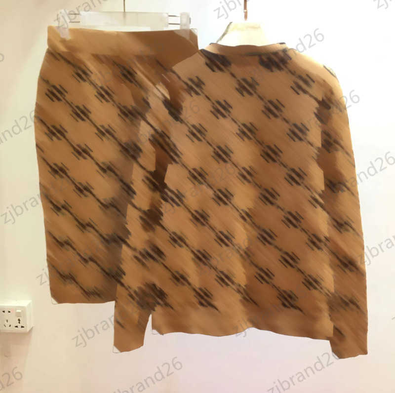 Designer Womens Two Piece Dress Full Body Printed Long Sleeve Hoodless Jacket Coats Elastic High Waist Slim Skirt Brand Comfortable Tracksuites Women 1970
Designer Womens Two Piece Dress Full Body Printed Long Sleeve Hoodless Jacket Coats Elastic High Waist Slim Skirt Brand Comfortable Tracksuites Women 1970