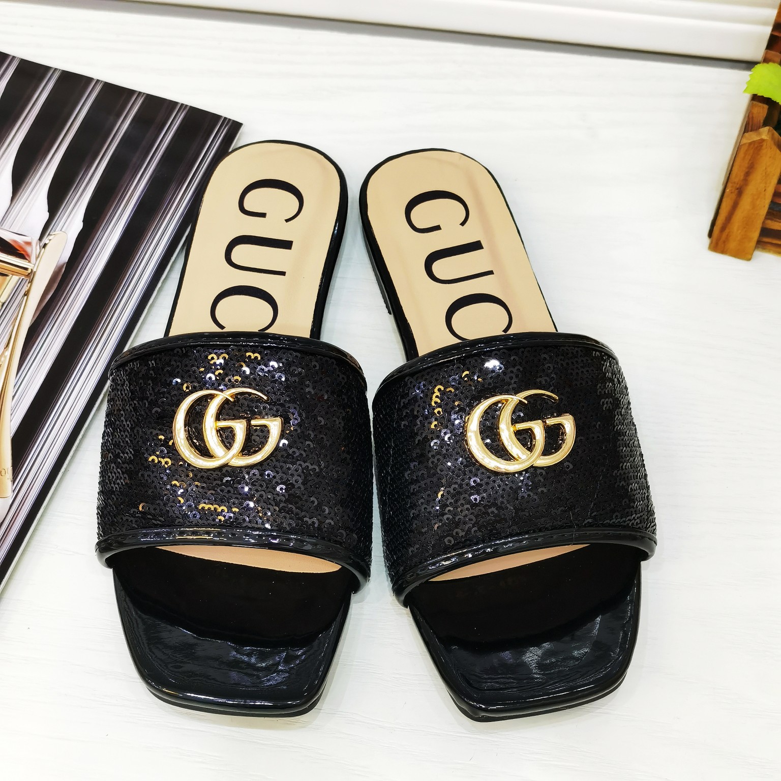 Summer Beach slippers designer shoes Bright women shoes beach Flip flops sexy Flat heel Lady gucci slipper Soft cow Leather Hollow sandals Large size 35-41
Summer Beach slippers designer shoes Bright women shoes beach Flip flops sexy Flat heel Lady gucci slipper Soft cow Leather Hollow sandals Large size 35-41