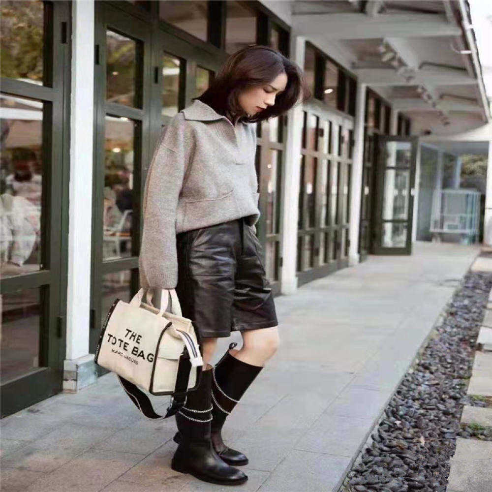 Leather Tote bags Original Quality Marc's Jacob Designer bags Mj Tote Small Letter Traveler Cowhide Ribbon Wide Shoulder Ladies Shopping Bag Canvas, Blue mini 26 13 21
Leather Tote bags Original Quality Marc's Jacob Designer bags Mj Tote Small Letter Traveler Cowhide Ribbon Wide Shoulder Ladies Shopping Bag Canvas, Blue mini 26 13 21