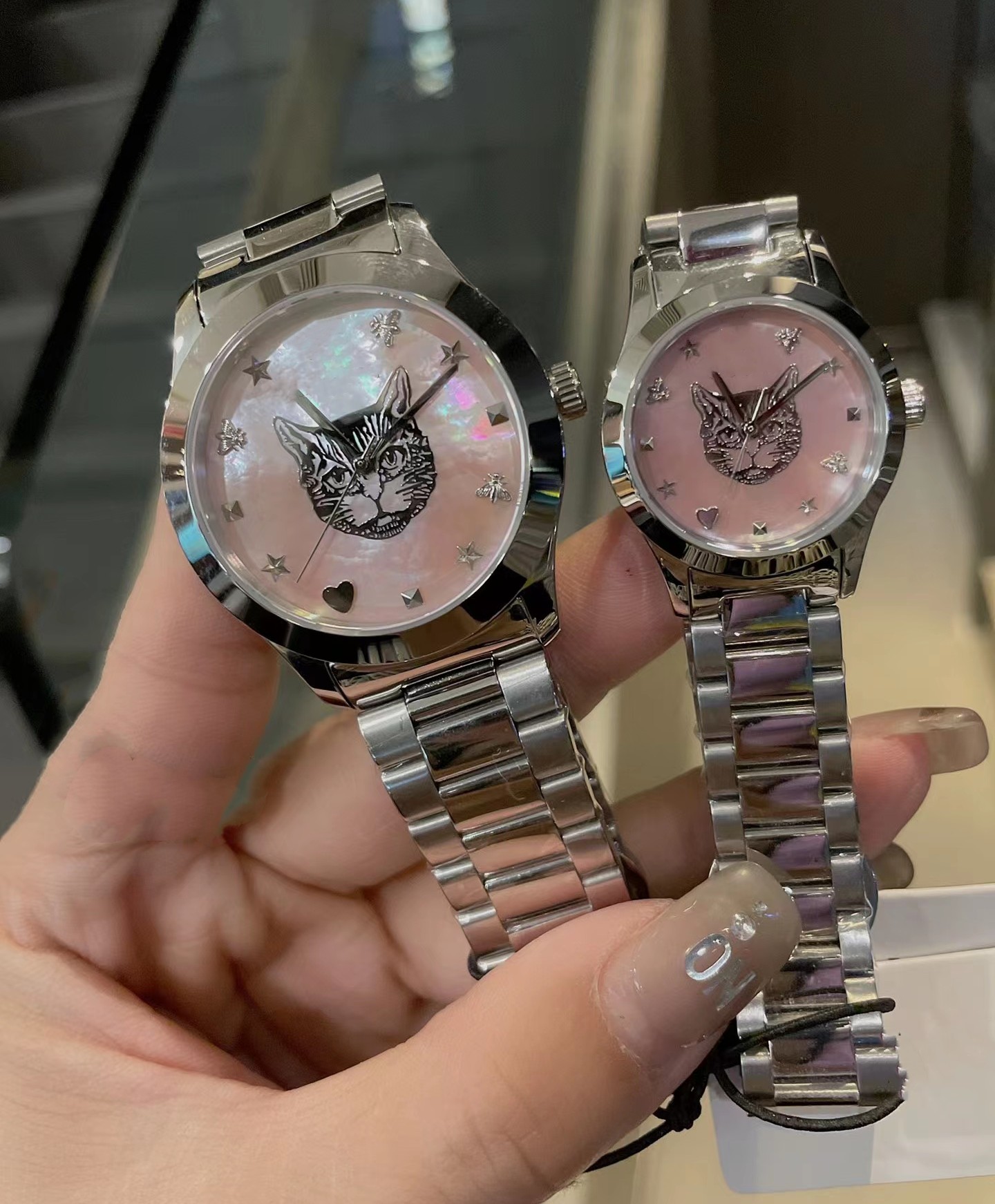 Famous brand women men couple quartz watch timeless interlocking G mother pearl shell dial pattern CAT Clock stainless steel star heart bee charms wristwatch, Customize
Famous brand women men couple quartz watch timeless interlocking G mother pearl shell dial pattern CAT Clock stainless steel star heart bee charms wristwatch, Customize