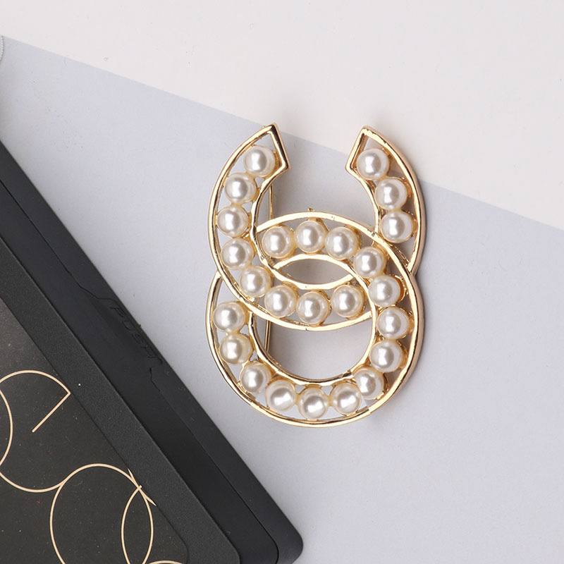 Luxury Designer 18K Gold Plated Silver Plated Imitation Pearl Brooches Fashion Womens Brand Letter Brooche Sweater Suit Brought Pin Clothing Jewelry Accessories
Luxury Designer 18K Gold Plated Silver Plated Imitation Pearl Brooches Fashion Womens Brand Letter Brooche Sweater Suit Brought Pin Clothing Jewelry Accessories