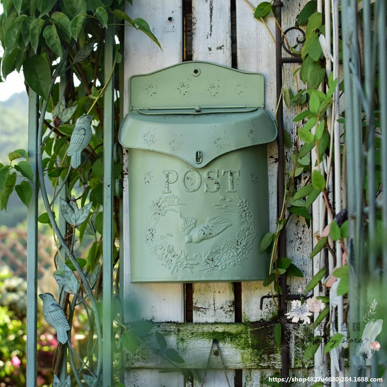 Garden Decorations European Retro Style Old Sealed Opinion spaper Letter Box Metal Wall Hanging Creative Lockable Mailbox Cafe Home Decoration 221020