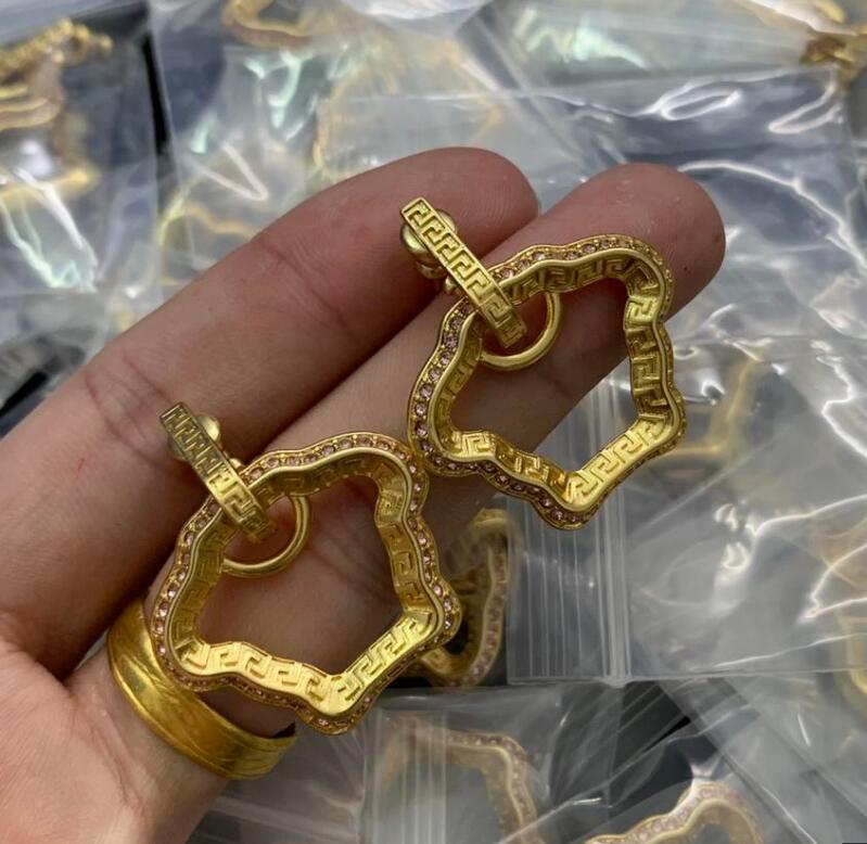Fashion new designed earring Stud love heart V Letters pendants Banshee Medusa head portrait 18K gold plated women Earring ladies Designer Jewelry gift
Fashion new designed earring Stud love heart V Letters pendants Banshee Medusa head portrait 18K gold plated women Earring ladies Designer Jewelry gift
