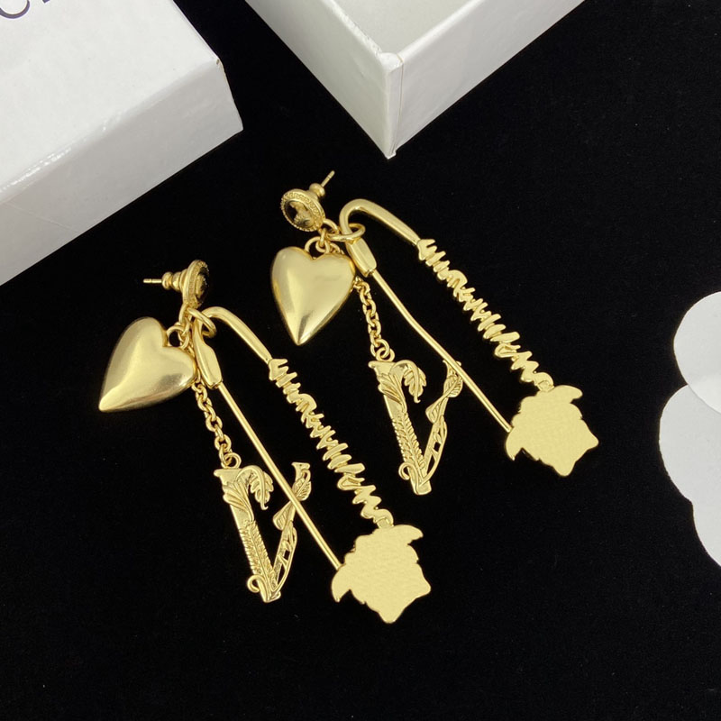 2022 New Women Hoop Earrings Designer Jewelry Womens Earring Street Fashion Gold Heart Ear Studs Accessories For Ladies D2210208F
2022 New Women Hoop Earrings Designer Jewelry Womens Earring Street Fashion Gold Heart Ear Studs Accessories For Ladies D2210208F