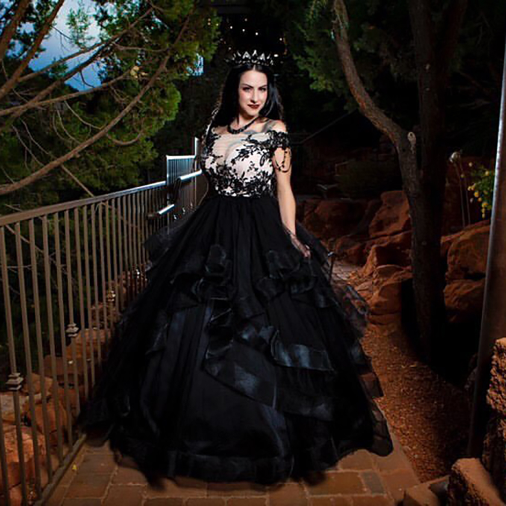 Gothic Black A-Line Wedding Dresses Tiers Ruffles Skirt Lace Appliques Custom Illusion Bateau Neck Vintage Puffy Bridal Gowns 2023 Plus Size Robe De M