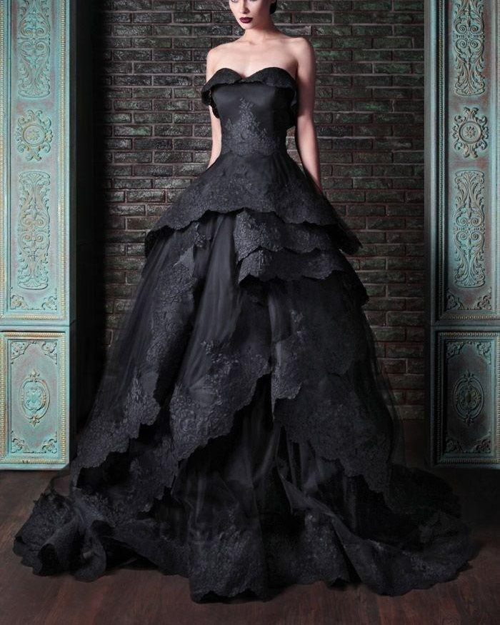 2023 Strapless Black Gothic Wedding Dress Tiers A-Line Floor Length Bridal Gowns Lace Appliques Back Lace-up Plus Size Vintage Vestidos De Novia