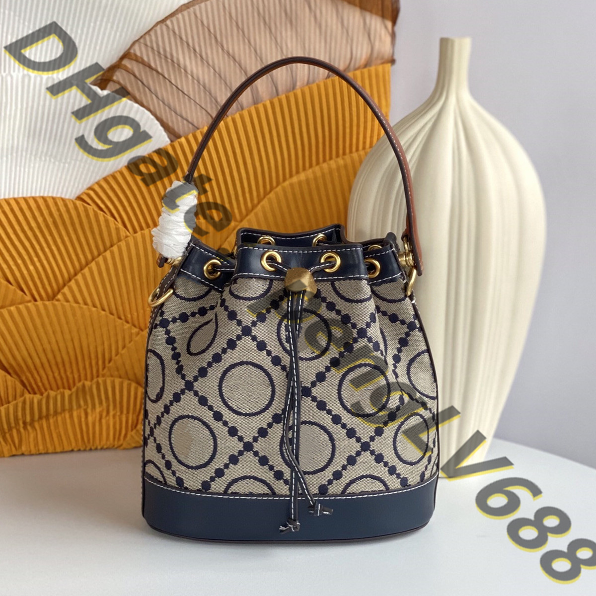 Deluxe designer Totes women shoulder bags Cross Body Purse tote bags left handbags clutch chase new styles quality fashion bucket bag, Yellow
Deluxe designer Totes women shoulder bags Cross Body Purse tote bags left handbags clutch chase new styles quality fashion bucket bag, Yellow