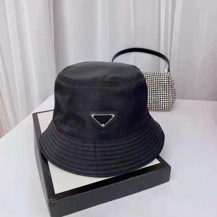 Ball Caps Designers bucket hats Luxurys sun hat solid color letter buckethat casual temperament hundred take couple caps travel Garden fashion cap