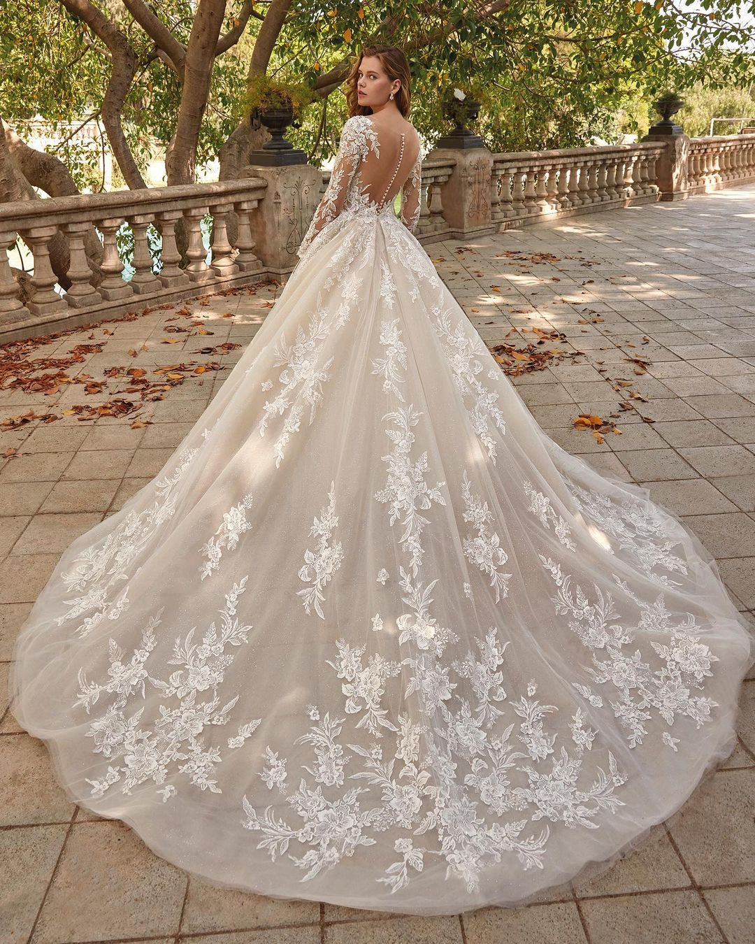 Elegant A-Line Wedding Dress Stain With V-Neck Transparent 3D-Appliques Layered Lace Dress Protrait Backless Custom Made Chapel Gown Plus Size Vestido