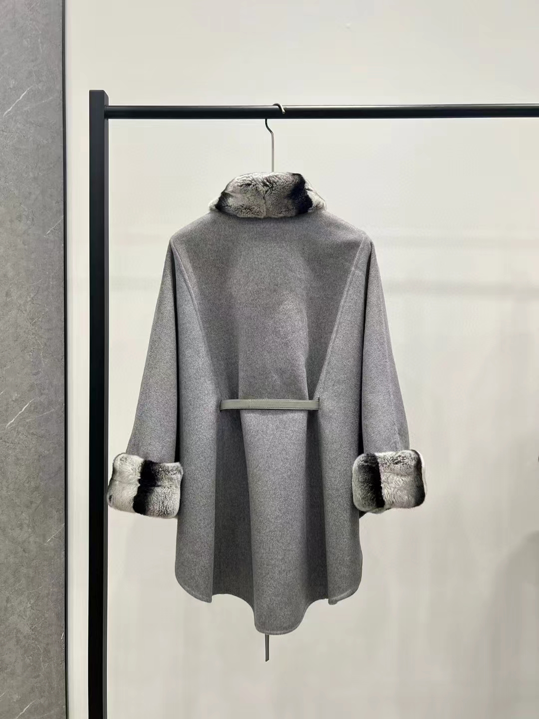 Camel Cashmere Double Cape coat pullover Fastened With a Plonge Leather Flap Wool and Mouse Fur Collar