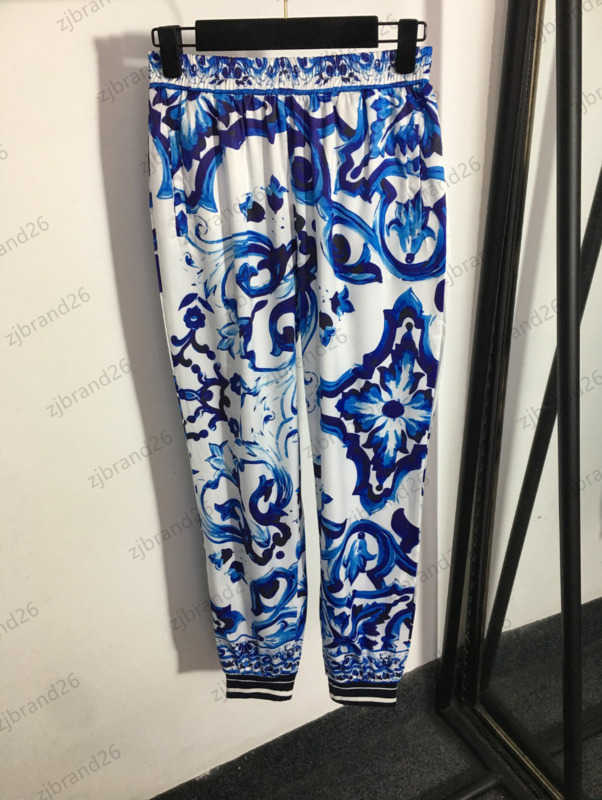 Luxury Womens Pants Designer Blue And White Porcelain Printed Casual Pant Elastic Waist Bunch Foot Fold Loose Trouser Ethnic Style Trend Women Apparel
Luxury Womens Pants Designer Blue And White Porcelain Printed Casual Pant Elastic Waist Bunch Foot Fold Loose Trouser Ethnic Style Trend Women Apparel