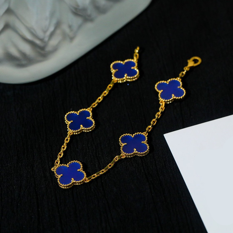 Designer bracelet 925 sterling silver gold-plated ultramarine ceramic inset ladies' party gift jewelry does not fade
Designer bracelet 925 sterling silver gold-plated ultramarine ceramic inset ladies' party gift jewelry does not fade
