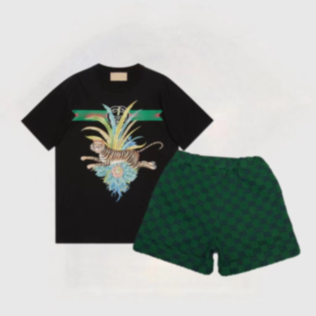 Luxury designer kids Clothing Sets All over lettered green shorts T-shirt set fashion British fashion brand summer childrens treasures and girls cotton two-piece, 1#
Luxury designer kids Clothing Sets All over lettered green shorts T-shirt set fashion British fashion brand summer childrens treasures and girls cotton two-piece, 1#