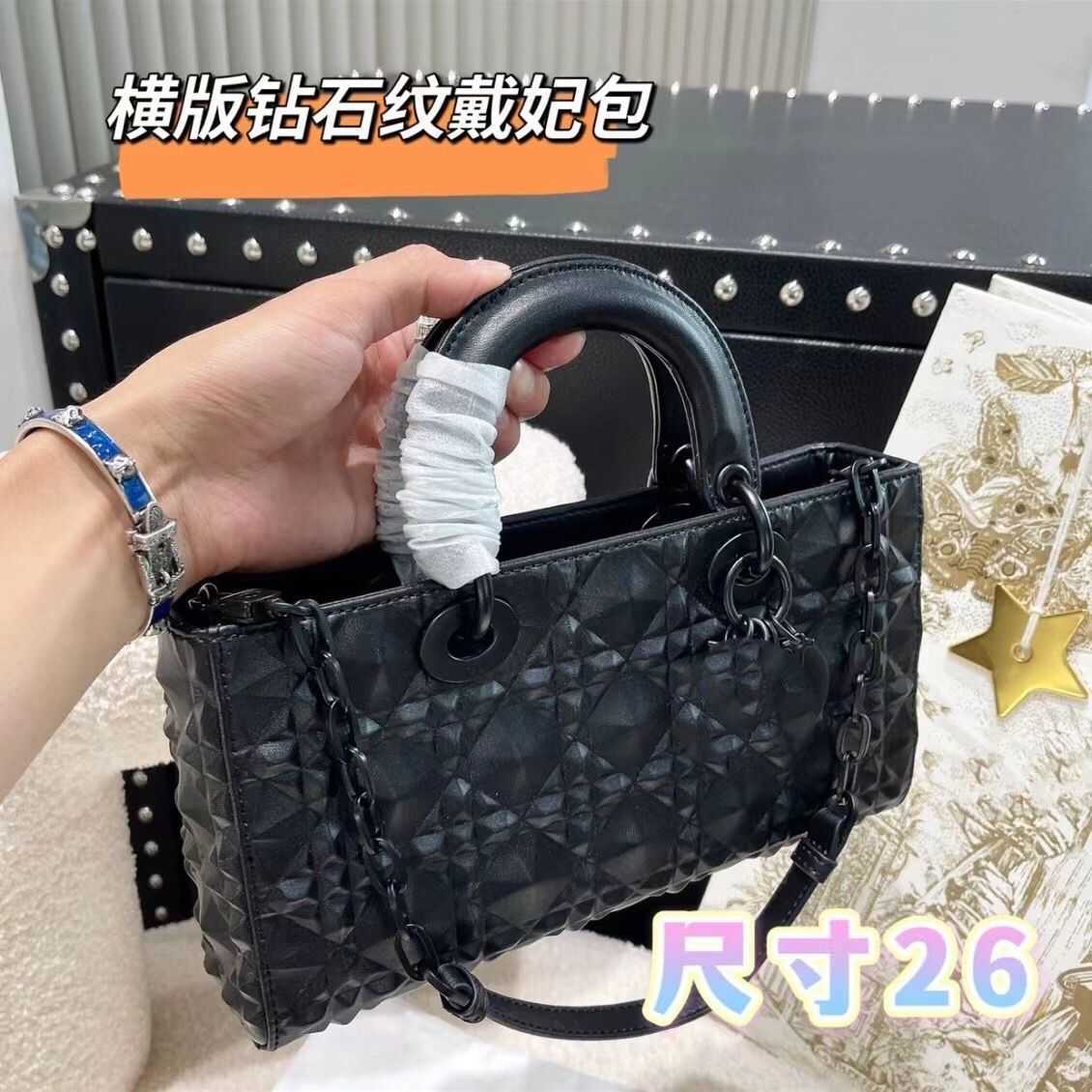 Fashion Designer Clutch Bag Dinner New Lady Joy Frosted Three Grid Horizontal Leather Rattan Diamond Pattern Chain Purses Ladies Handbags, Rock lime 26cm
Fashion Designer Clutch Bag Dinner New Lady Joy Frosted Three Grid Horizontal Leather Rattan Diamond Pattern Chain Purses Ladies Handbags, Rock lime 26cm