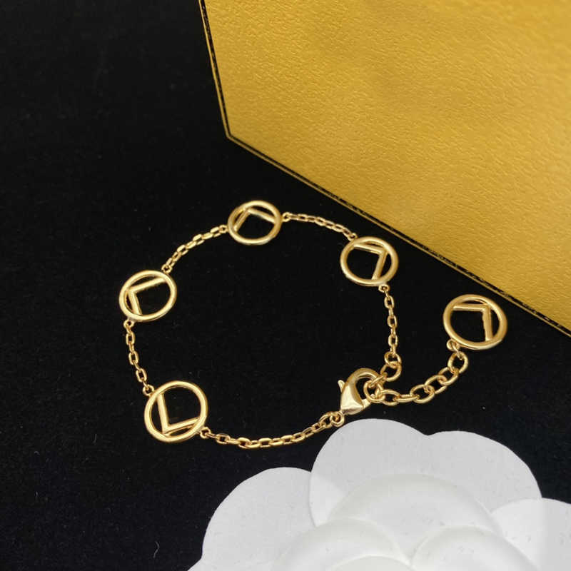Charm Bracelets Fashion Designer Gold Bracelet For Women Luxury Jewelry Chain Pendant Links Womens Letter Love Bracelets Party Wedding Gift wristband
Charm Bracelets Fashion Designer Gold Bracelet For Women Luxury Jewelry Chain Pendant Links Womens Letter Love Bracelets Party Wedding Gift wristband