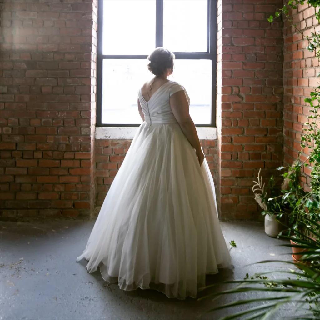 Stylish Plus Size Wedding Dresses Pleated Bridal Gowns V Neckline Custom Made Satin Floor Length Vestido De Novia