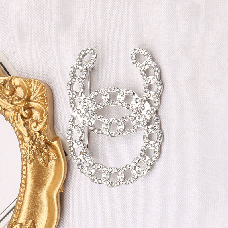 Luxury Designer 18K Gold Plated Crystal Pearl Brooches Fashion Mens Womens Brand Letter Brooche Sweater Suit Brought Pin Clothing Jewelry Accessories 20Style
Luxury Designer 18K Gold Plated Crystal Pearl Brooches Fashion Mens Womens Brand Letter Brooche Sweater Suit Brought Pin Clothing Jewelry Accessories 20Style