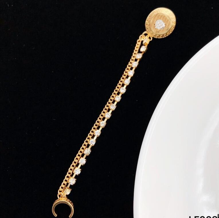 Luxury Designed V letter Ear clip Earrings Ear Cuff Banshee Medusa PortraitWomen Tassel Earring Designer Jewelry christmas gift
Luxury Designed V letter Ear clip Earrings Ear Cuff Banshee Medusa PortraitWomen Tassel Earring Designer Jewelry christmas gift