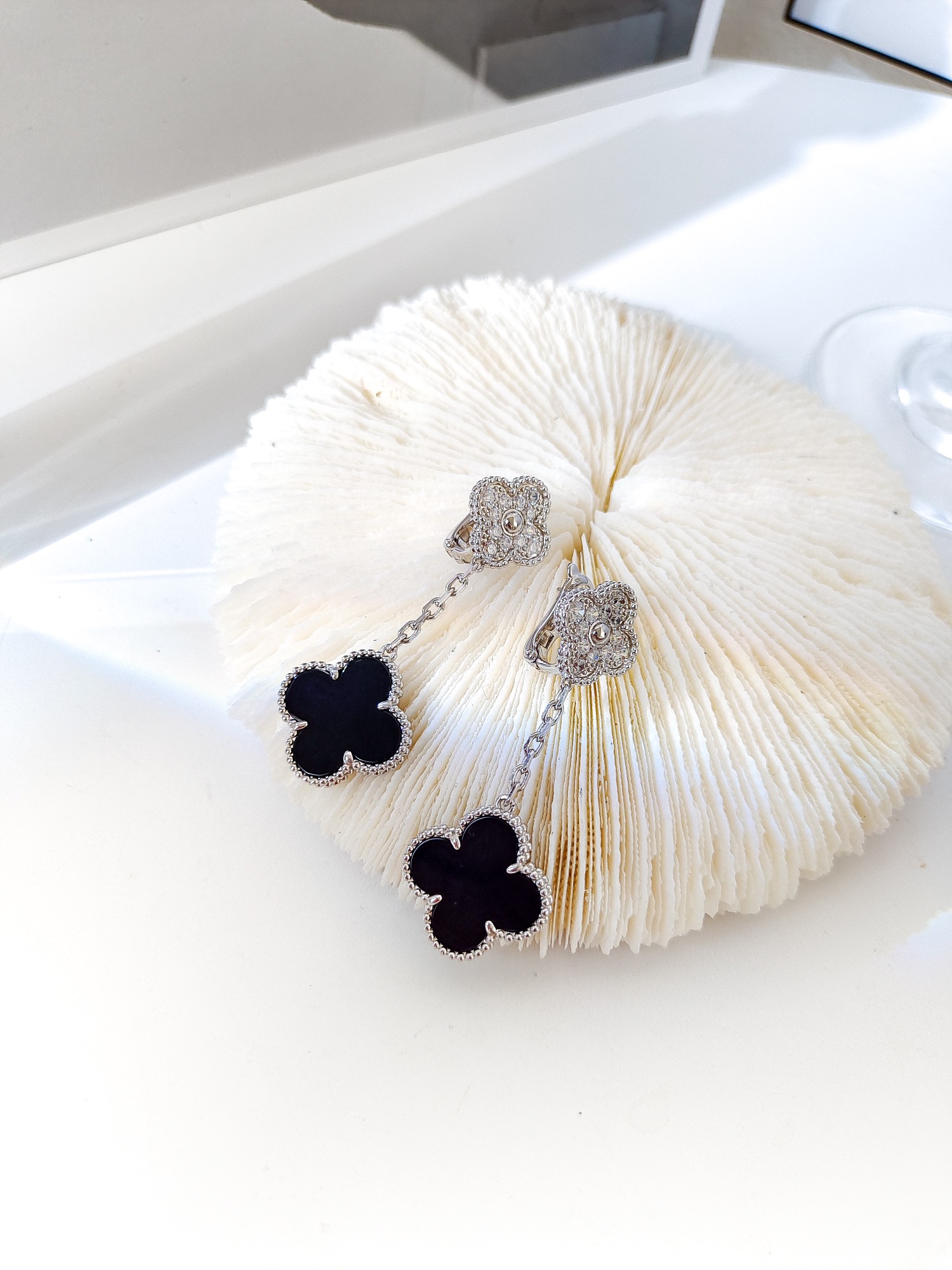 Pandora Earrings Black agate double floral Ladies earrings Pendant Four-leaf clover Platinum Dinner Party Goddess Quality jewelry dust bag
Pandora Earrings Black agate double floral Ladies earrings Pendant Four-leaf clover Platinum Dinner Party Goddess Quality jewelry dust bag
