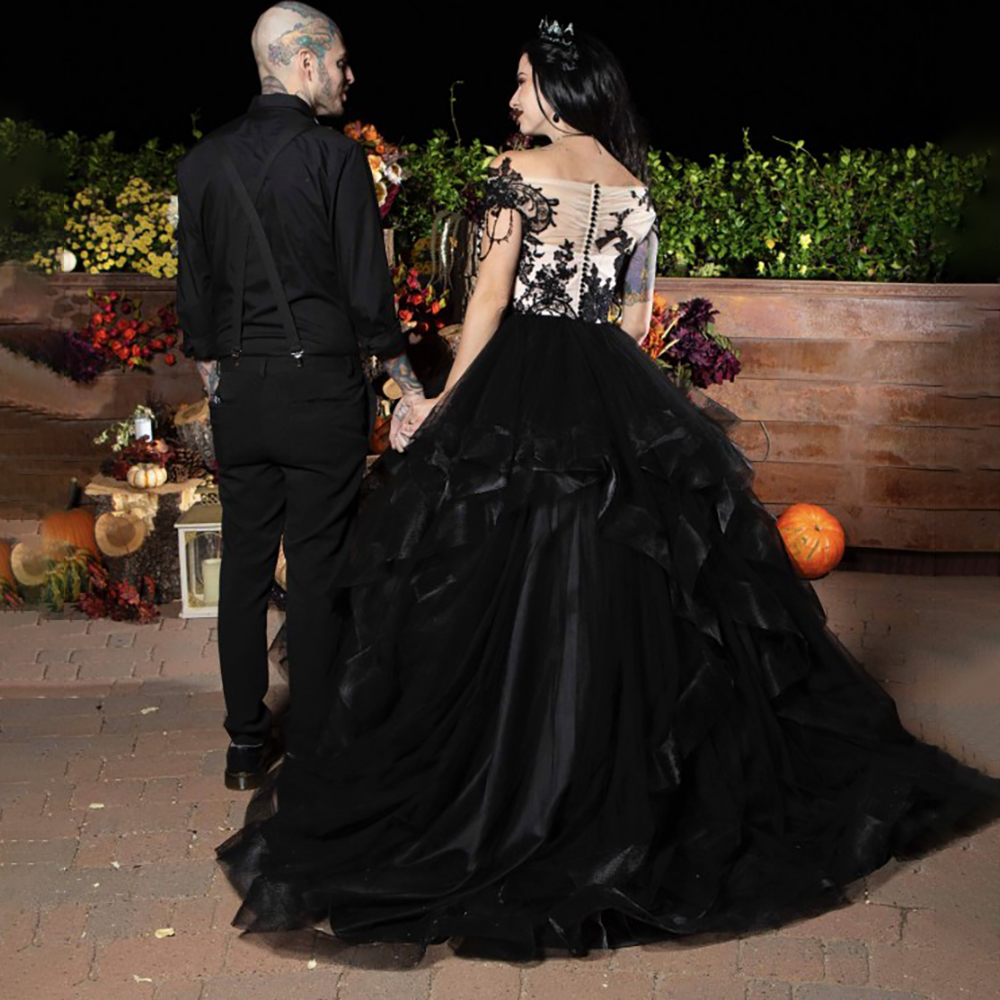 Gothic Black A-Line Wedding Dresses Tiers Ruffles Skirt Lace Appliques Custom Illusion Bateau Neck Vintage Puffy Bridal Gowns 2023 Plus Size Robe De M