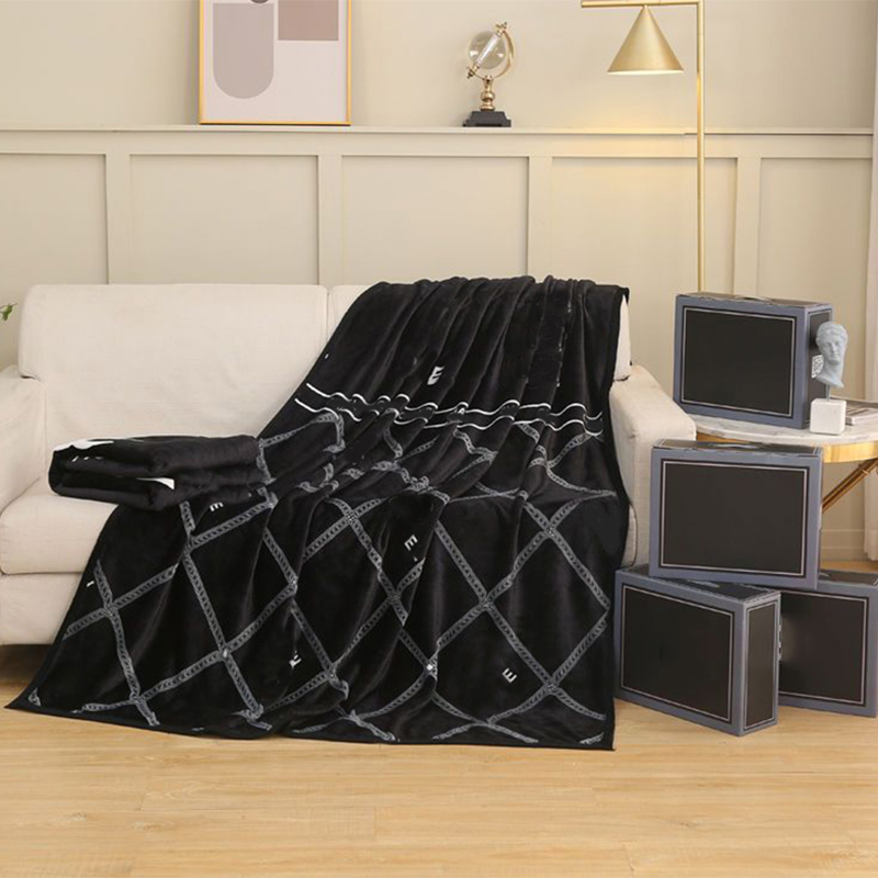 New Designer Letter Blankets Cashmere Blanket Luxurys Winter Bed Travel Soft Nap Fashion Soft Blanket Nice Gift 2210221Z
New Designer Letter Blankets Cashmere Blanket Luxurys Winter Bed Travel Soft Nap Fashion Soft Blanket Nice Gift 2210221Z