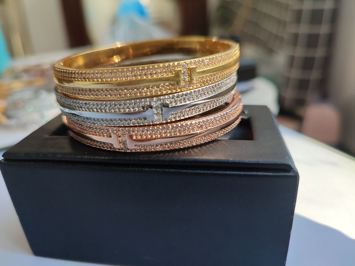 women's charm bangle bracelets designer gold bracelet for women full drilling designer jewelry femme silver set diamond couple jewlery chains party rose gifts
women's charm bangle bracelets designer gold bracelet for women full drilling designer jewelry femme silver set diamond couple jewlery chains party rose gifts