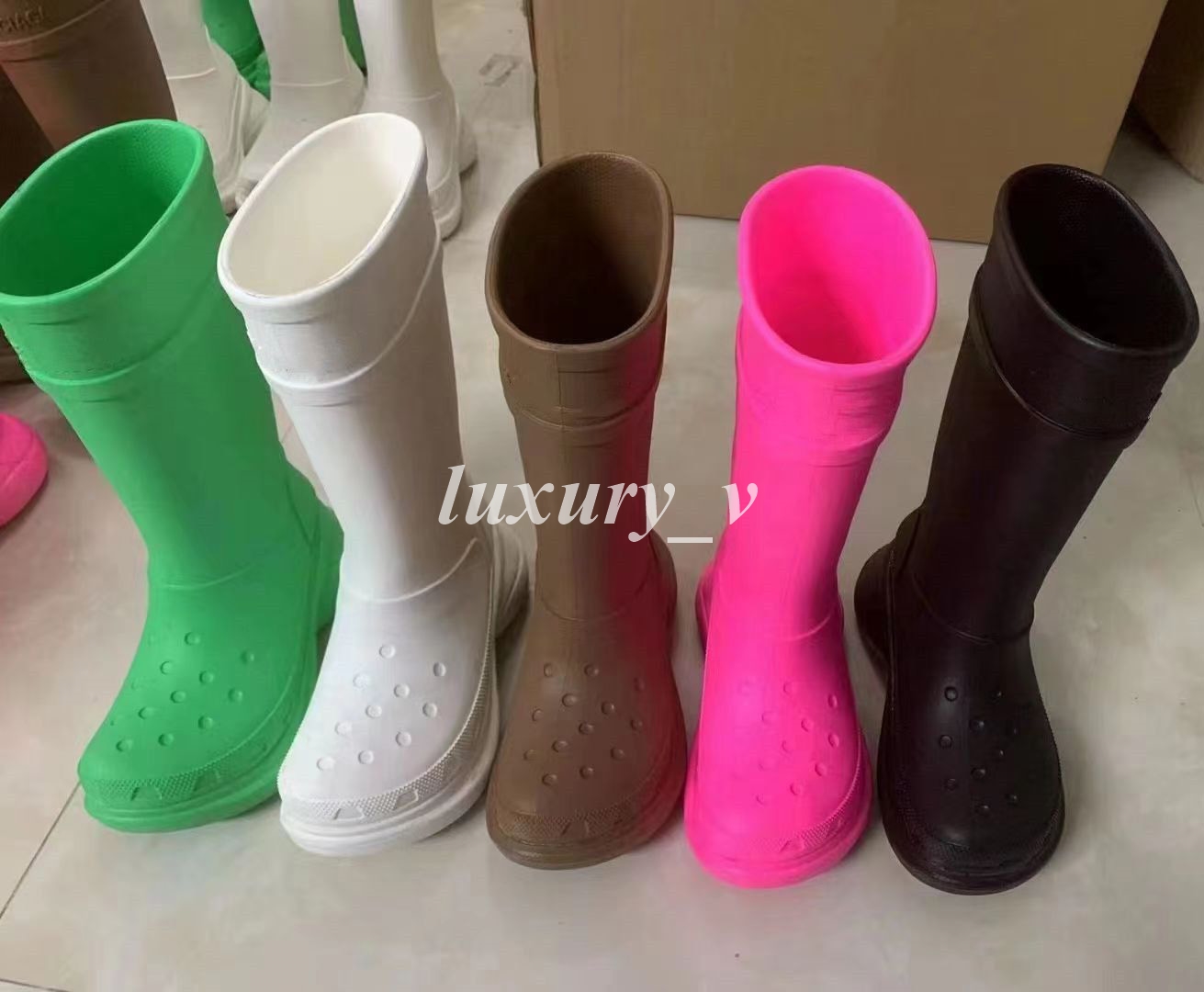 Designer Boots CROSS Rain Boots Rubber Platform Round Head Luxury Waterproof Jointly Women Men Pink Green Boot Top Booties with box, Color 1
Designer Boots CROSS Rain Boots Rubber Platform Round Head Luxury Waterproof Jointly Women Men Pink Green Boot Top Booties with box, Color 1