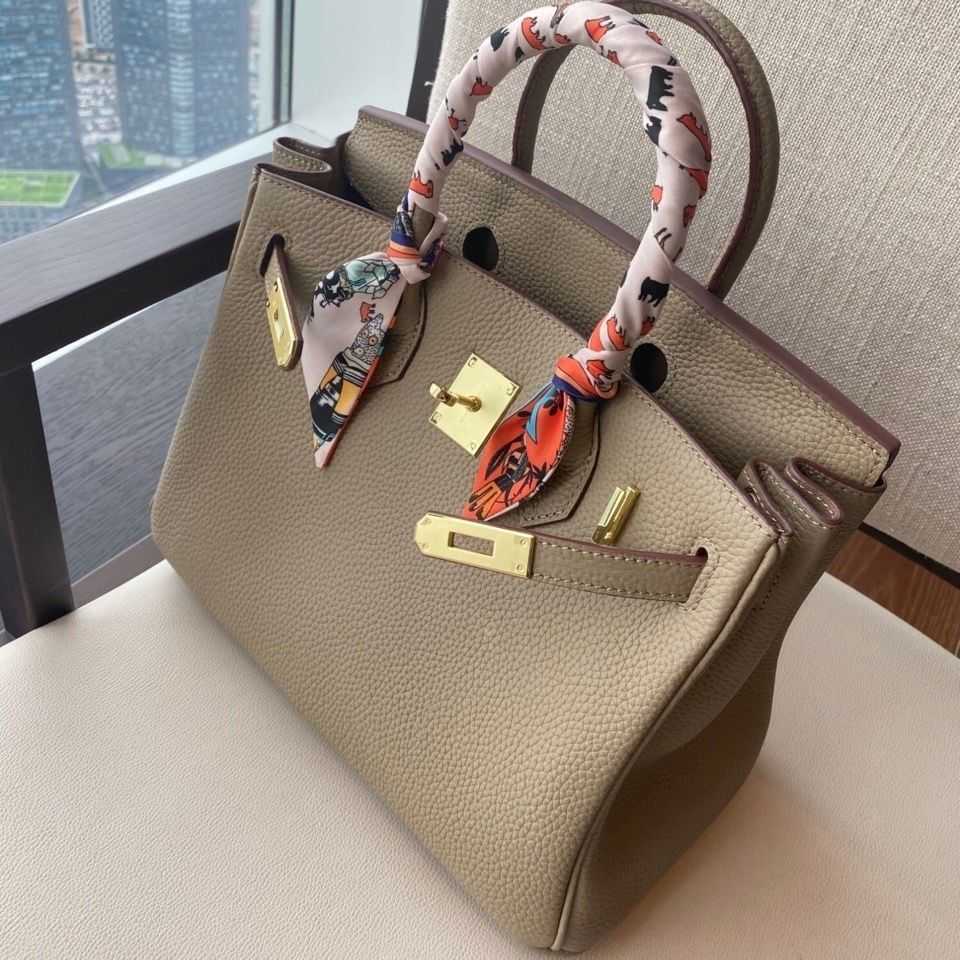 Large Designer Tote Bag Hermee Shopping Handbag Layer Leather Womens Lychee Pattern Capacity, Grey semi hand leather
Large Designer Tote Bag Hermee Shopping Handbag Layer Leather Womens Lychee Pattern Capacity, Grey semi hand leather