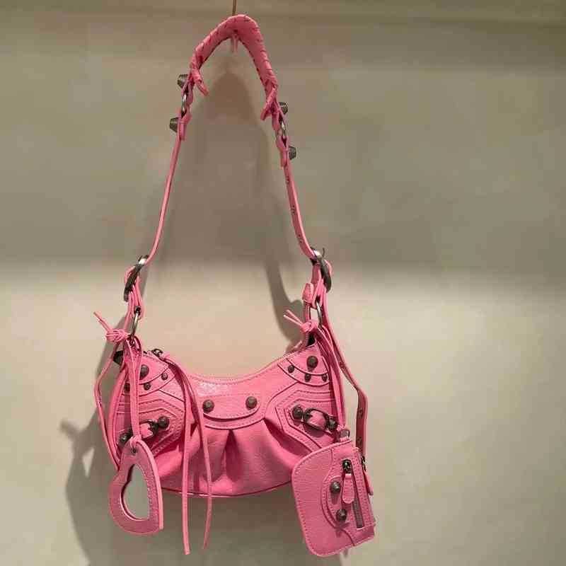 Luxurious Balenicagas bag folding crescent bag three rivet locomotive oil waxed leather underarm female diagonal span U8TY Balencaigaity, Small alligator white
Luxurious Balenicagas bag folding crescent bag three rivet locomotive oil waxed leather underarm female diagonal span U8TY Balencaigaity, Small alligator white