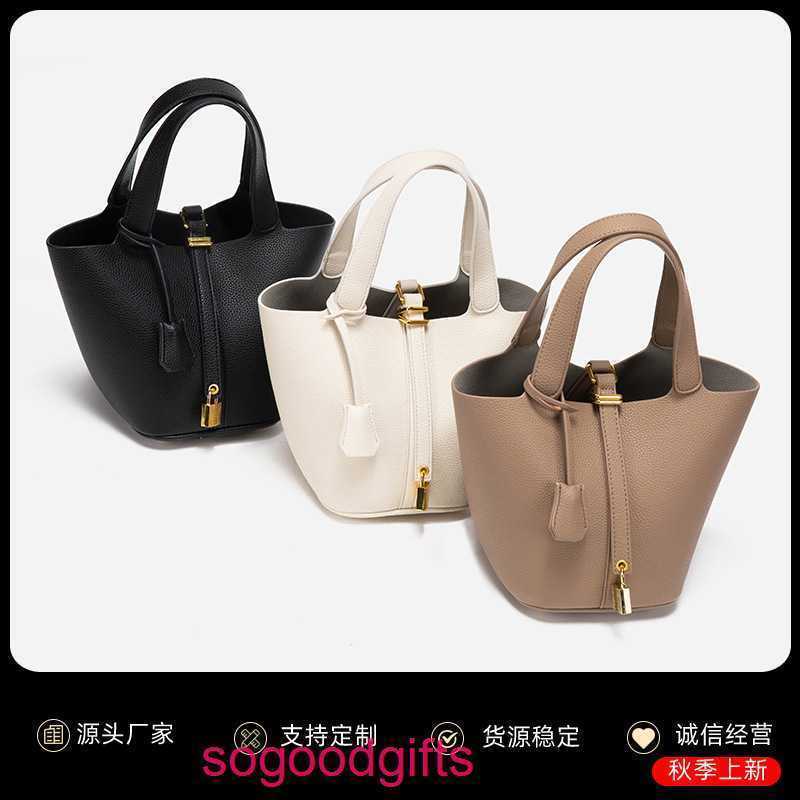 Designer Herme bags Women's Picotin lock Handbags Tote Bag Girl 2022 New Style Vegetable Basket Handheld Fashion Simple Versatile One Should, Black
Designer Herme bags Women's Picotin lock Handbags Tote Bag Girl 2022 New Style Vegetable Basket Handheld Fashion Simple Versatile One Should, Black