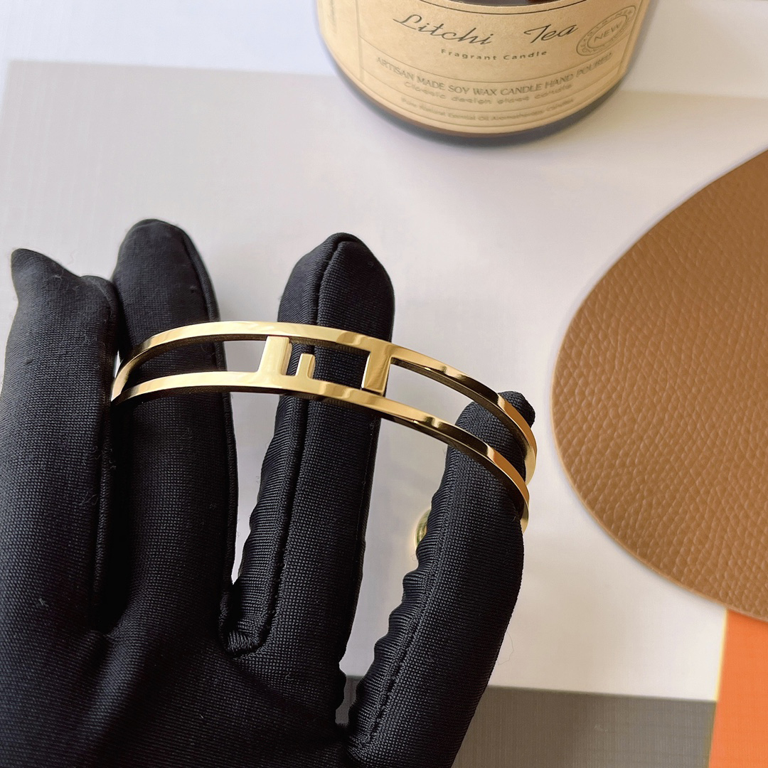 Luxury Style Bangle Classic Hollow out Logo Charm Goddess Bracelet Exclusive New Design Precious Friendship Gift Premium Jewelry Accessories
Luxury Style Bangle Classic Hollow out Logo Charm Goddess Bracelet Exclusive New Design Precious Friendship Gift Premium Jewelry Accessories