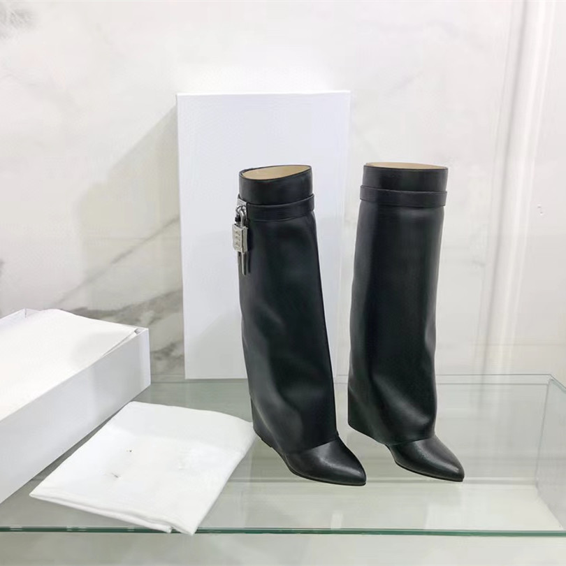 High-end luxury over-the-knee leather boots winter fashion style upscale comfort, Black
High-end luxury over-the-knee leather boots winter fashion style upscale comfort, Black