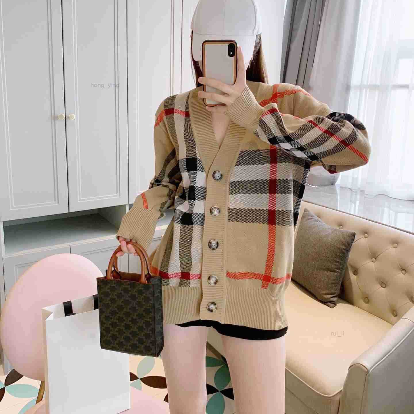 Winter Fall Women Brand Designer Letter Pattern Cardigan Sweater Coat Wool Blended Woman Knitwear Ladies Knitted Top V-Neck Long Sleeve
Winter Fall Women Brand Designer Letter Pattern Cardigan Sweater Coat Wool Blended Woman Knitwear Ladies Knitted Top V-Neck Long Sleeve