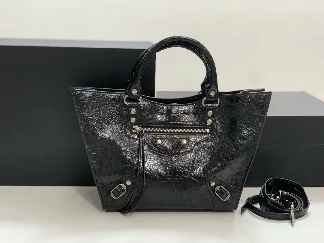 Designer Bag Neo Classic Tote Bags Small Handbags Distressed Silver Hardware Rivet One Shoulder Bags Grain Texture Calf Leather Totes, Black
Designer Bag Neo Classic Tote Bags Small Handbags Distressed Silver Hardware Rivet One Shoulder Bags Grain Texture Calf Leather Totes, Black
