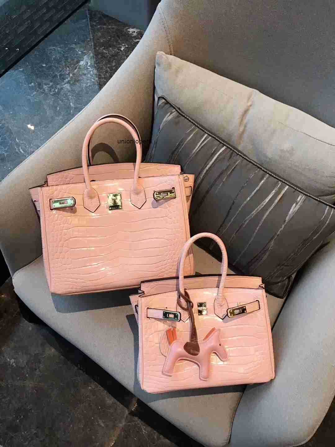 Designers Handbags Birkin Designer Bags Pink Crocodile Pattern Real Leather Women's Handbag Cowhide One Shoulder Crossbody 25 "30" Large Ayw, Pink 25cm
Designers Handbags Birkin Designer Bags Pink Crocodile Pattern Real Leather Women's Handbag Cowhide One Shoulder Crossbody 25 "30" Large Ayw, Pink 25cm