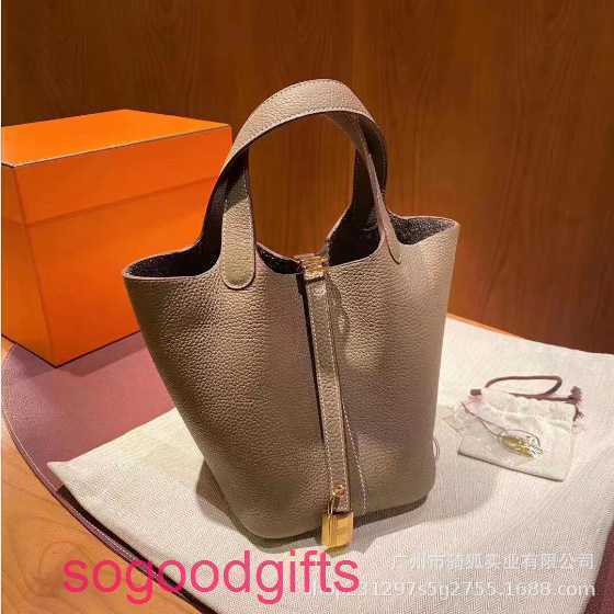 Designer Herme bags Women's Picotin lock Handbags Tote Bag New vegetable basket bag portable bucket single shoulder mother and son top layer, Black - topcoat leather
Designer Herme bags Women's Picotin lock Handbags Tote Bag New vegetable basket bag portable bucket single shoulder mother and son top layer, Black - topcoat leather