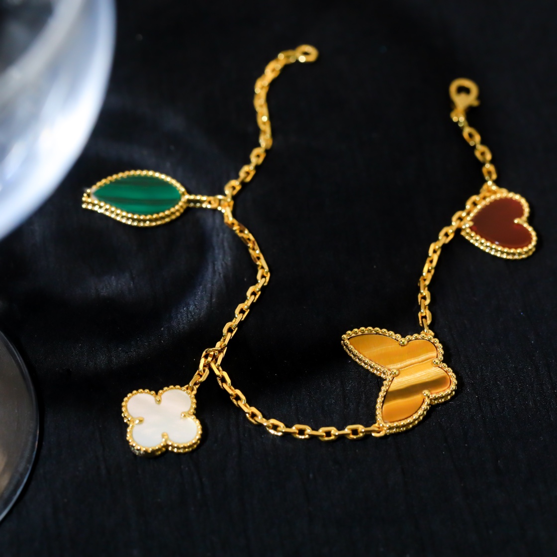 Bracelet four flower alloy diamond link 18K gold natural stone pearl mother-pearl bracelet women love dust bag
Bracelet four flower alloy diamond link 18K gold natural stone pearl mother-pearl bracelet women love dust bag