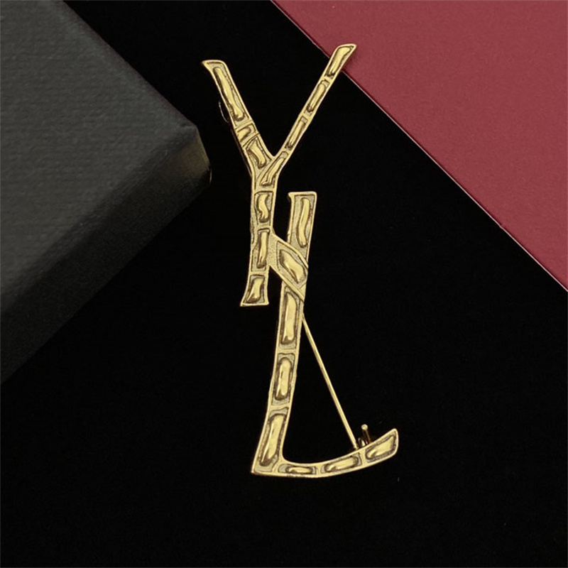 Fashion Bamboo Brooch Women Gold Brooch Luxury Designer Jewelry Classic Letter Brooches High Quality Mens Business Ladies Party Gift
Fashion Bamboo Brooch Women Gold Brooch Luxury Designer Jewelry Classic Letter Brooches High Quality Mens Business Ladies Party Gift