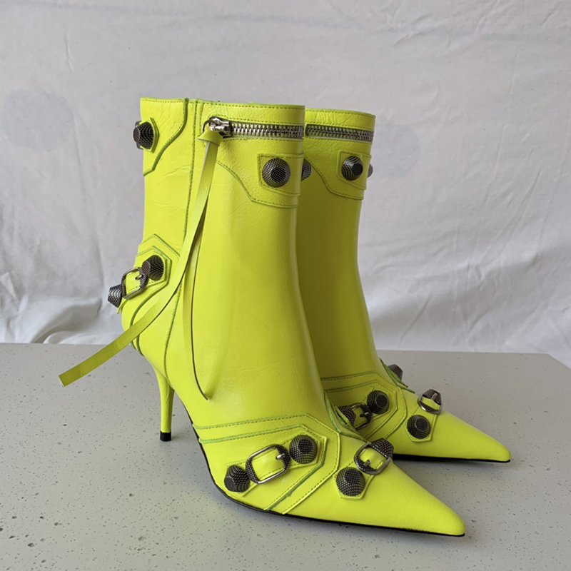 Cagole Boots heel rivet Shoes Lady Sandals Women Dress Womens Genuine Leather Pumps Wedding Party Office Career Pairs fashion style Really mirror quality Designer, Cartion
Cagole Boots heel rivet Shoes Lady Sandals Women Dress Womens Genuine Leather Pumps Wedding Party Office Career Pairs fashion style Really mirror quality Designer, Cartion