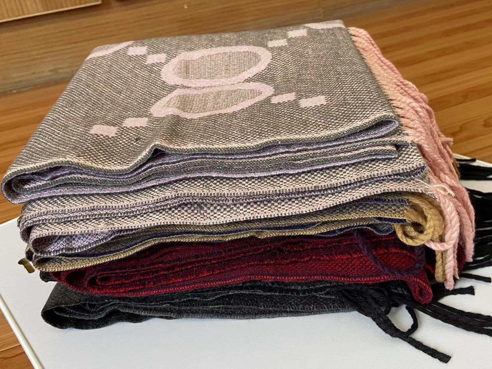 2022 Fashion Design 100% Cashmere Scarf Men's Women's Same Brand Letter Scarf Large Shawl Warm Thickened Woo 
2022 Fashion Design 100% Cashmere Scarf Men's Women's Same Brand Letter Scarf Large Shawl Warm Thickened Woo