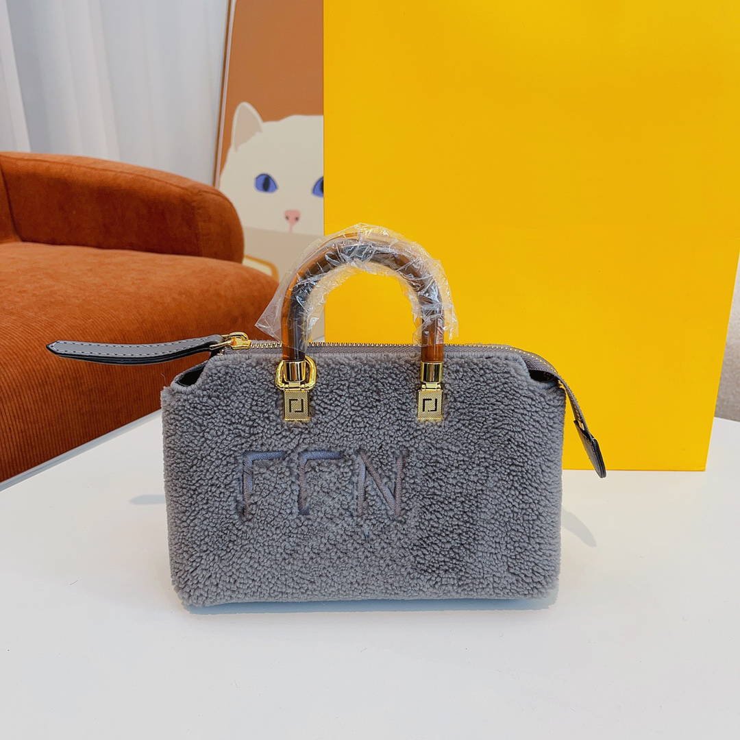 designer bags shoulder bag handbag Luxurious Women Fleece crossbody womens handbags Fashion classic purses, Fbf01 21*9*14cm
designer bags shoulder bag handbag Luxurious Women Fleece crossbody womens handbags Fashion classic purses, Fbf01 21*9*14cm