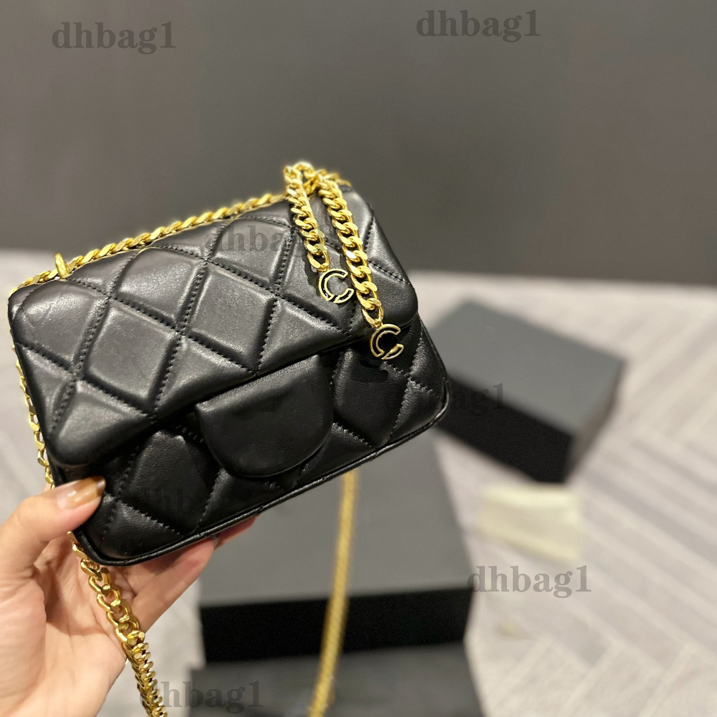 22 Mini Enamel Buckle Flap Bag Original Hardware Genuine Leather Cattlehide Classical Diamond Lattice Gold Chain Shoulder Crossbody Cell Phone Makeup Handbag 18cm, Black
22 Mini Enamel Buckle Flap Bag Original Hardware Genuine Leather Cattlehide Classical Diamond Lattice Gold Chain Shoulder Crossbody Cell Phone Makeup Handbag 18cm, Black