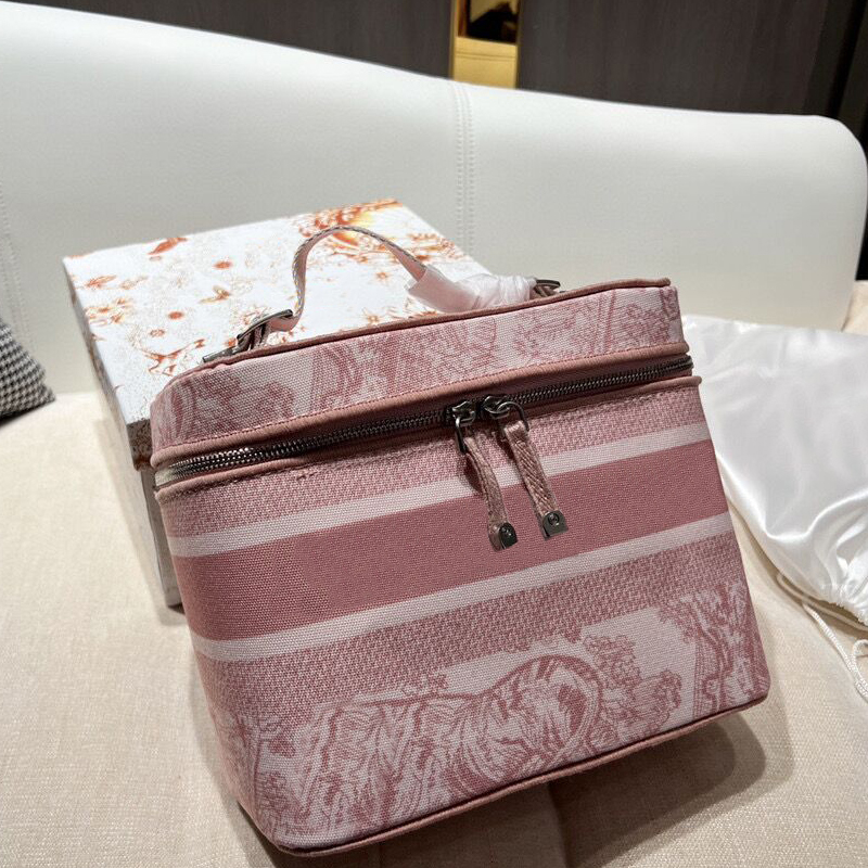 2022 fashion Women cosmetic bags Embroidery letter original famous Tiger pattern totes makeup bag travel pouch make up bag ladies cluch organizador toiletry, Grey
2022 fashion Women cosmetic bags Embroidery letter original famous Tiger pattern totes makeup bag travel pouch make up bag ladies cluch organizador toiletry, Grey