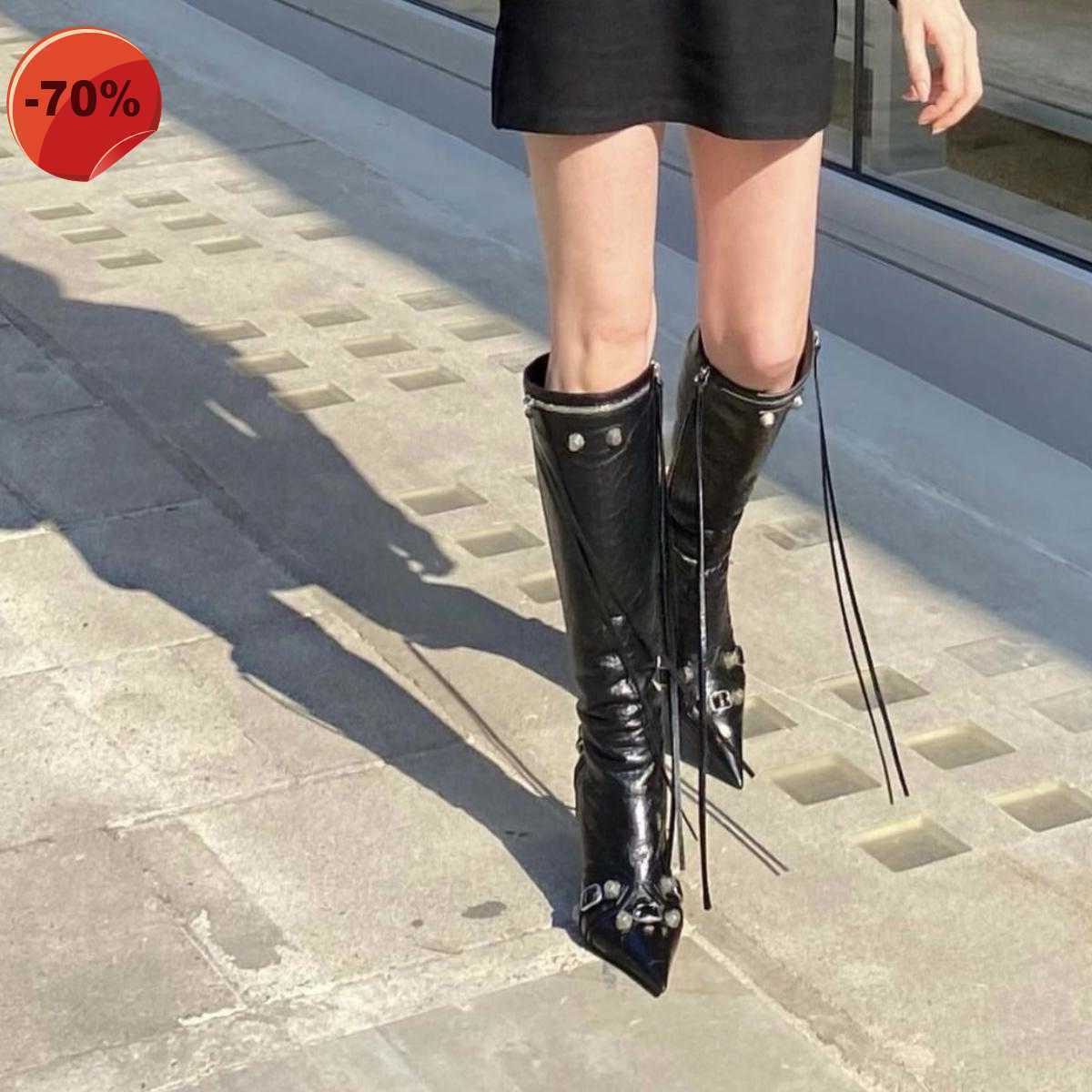 Knee-High Boots Shoes Designers Shoe Lambskin Leather Stud Buckle Embellished Side Zip Pointed Toe Stiletto Heel Tall Luxury 2022 Cagole, Black
Knee-High Boots Shoes Designers Shoe Lambskin Leather Stud Buckle Embellished Side Zip Pointed Toe Stiletto Heel Tall Luxury 2022 Cagole, Black
