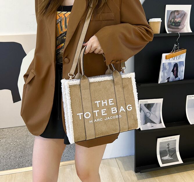 Marc Jocob The Totes Bags PU Leather Marc Fashion Handbags Bag Large Capacity Shoulder for Women wallets Letter Printed Tote Bag Multi Colors Totes Purse, Coffee
Marc Jocob The Totes Bags PU Leather Marc Fashion Handbags Bag Large Capacity Shoulder for Women wallets Letter Printed Tote Bag Multi Colors Totes Purse, Coffee