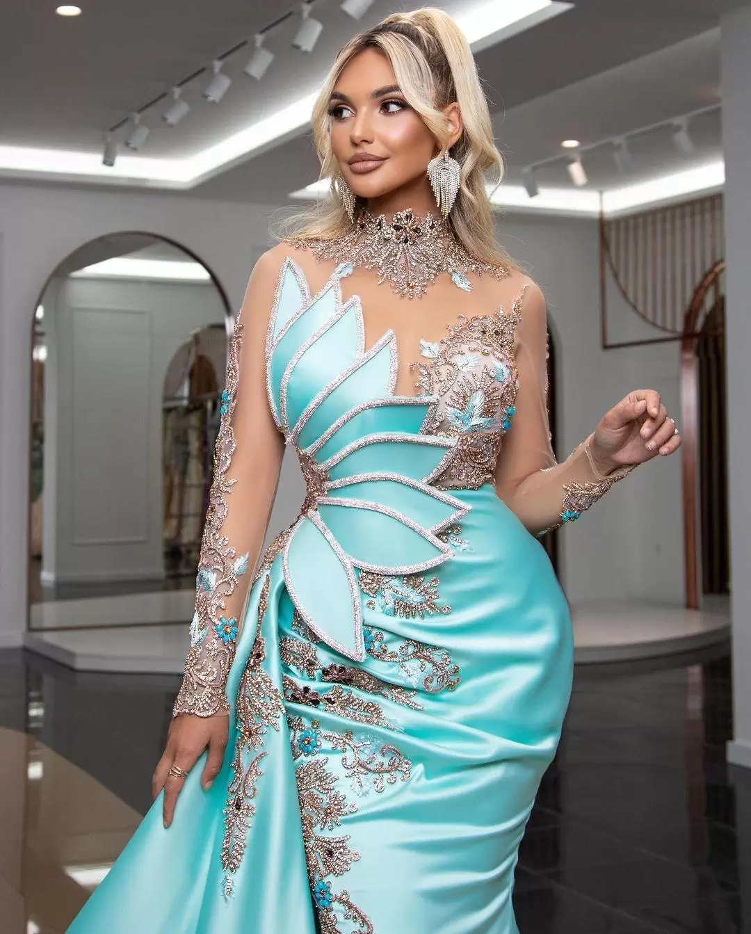 Glamorous Lake Blue Evening Dresses High Illusion Long Sleeves Prom Dresses Rhinestones Side Split Long Celebrity Women Formal Party Pageant Gowns Plu