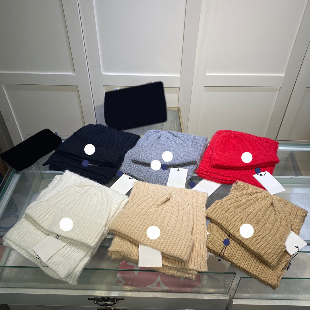 Designer Women's Hats Scarves Sets Embroidery Badge Men's hat and scarf Winter Warmth scarfs designers color white black blue
Designer Women's Hats Scarves Sets Embroidery Badge Men's hat and scarf Winter Warmth scarfs designers color white black blue