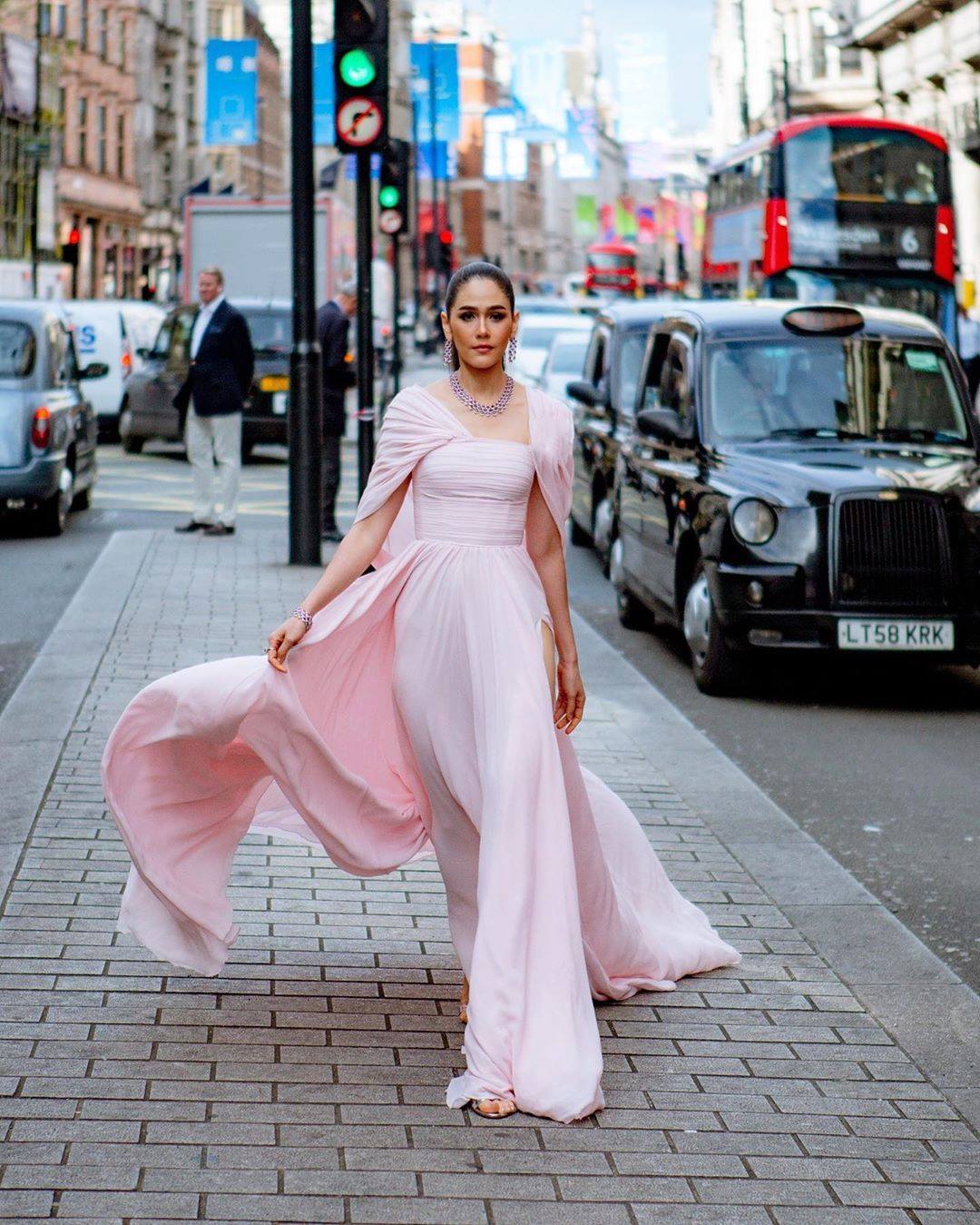 Graceful Pink Mother Of The Bride Dresses Split with Cape Modest A Line Evening Dress Formal Mother's Wear
Graceful Pink Mother Of The Bride Dresses Split with Cape Modest A Line Evening Dress Formal Mother's Wear