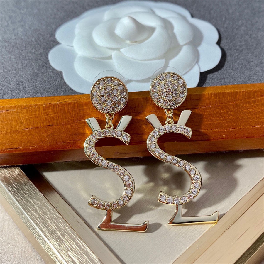 Womens Designers Earrings Pendant Luxury Jewelry Hoop Fashion C Mens With Crystal Premium Jewelrys Ladies Festival Gifts Party Engagement
Womens Designers Earrings Pendant Luxury Jewelry Hoop Fashion C Mens With Crystal Premium Jewelrys Ladies Festival Gifts Party Engagement